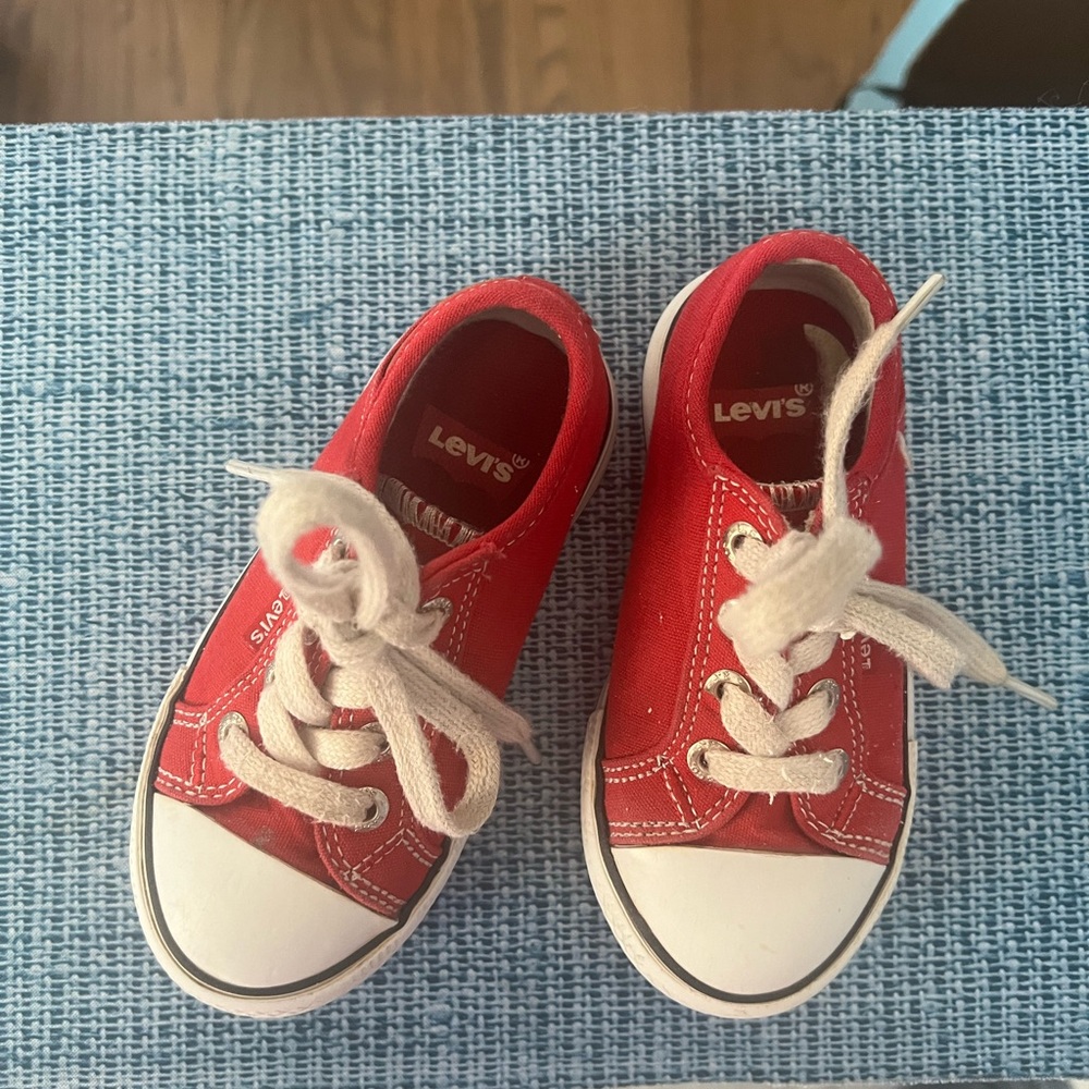 Levi toddler kicks